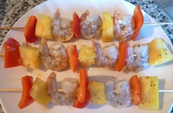 Photo of shrimp brochettes ready to grill / www.super-seafood-recipes.com